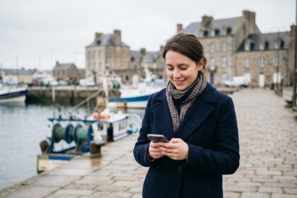 Jeune femme souriante avec manteau à Cherbourg